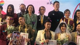 泰國同婚生效首日  駐泰代表受邀見證歷史時刻23日是泰國同婚法律生效首日，曼谷上百對同志情侶搶在首日登記結婚。駐泰代表張俊福（後排中打黃色領帶者）受邀前往活動會場見證這歷史一刻。中央社記者呂欣憓曼谷攝  114年1月23日