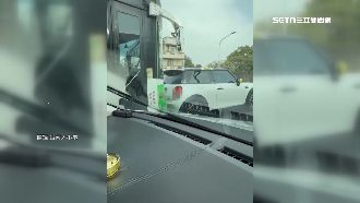 公車等紅燈緊貼前方轎車　駕駛人攔車理論