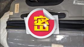 台旅客大阪「亂丟行李箱」。（圖／翻攝自臉書社團「日本自由行討論區」）