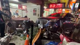 A到車還被撞！台中男「把煞車當油門踩」衝上小吃店　無照男衰遭波及。（圖／翻攝畫面、民眾提供）