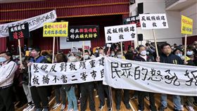 新北市立殯儀館優化說明會  民眾抗議（3）新北市民政局18日舉行第2場新北市立殯儀館優化說明會，「反板殯擴建自救會」也到場拉開白布條抗議，主張反對現址擴建。（國民黨新北市議員周勝考服務處提供）中央社記者黃旭昇新北市傳真  114年1月18日