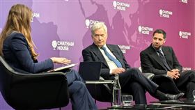 芬蘭前總統稱中國可參與烏克蘭安全保障 約束俄羅斯任內促成芬蘭加入北約（NATO）的芬蘭前總統尼尼斯托（中）23日在倫敦說，中國應參與提供烏克蘭安全保障、約束「俄羅斯朋友」。中央社記者陳韻聿倫敦攝  114年1月24日