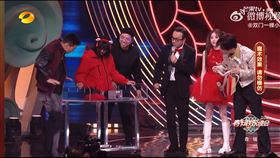 「鄧男子」魔術表演疑似失敗。（圖／翻攝自微博）