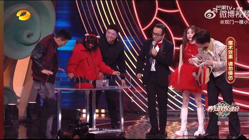 魔術師表演人體分割…女觀眾沒還原就推走