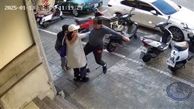 司機不爽車門遭踢，竟下車痛扁行人。（圖／翻攝畫面）