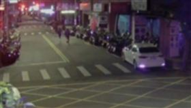 板橋男爭風吃醋，竟持刀追砍前任的男友。（圖／警方提供）