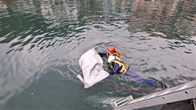 外木山漁港驚見女浮屍。（圖／翻攝畫面）