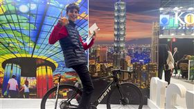 馬德里國際旅展台灣展館開幕 邀國畫老師揮毫馬德里國際旅展（FITUR）22至26日在馬德里舉行，台灣展館今年結合「美食」、「生態」及「文化」主題，在開幕式上邀請國畫老師現場揮毫台灣水牛，以彰顯「臺灣尚勇」的民主精神。圖為駐西班牙代表處代理館長葉長春（中）和西班牙參議員暨福爾摩沙俱樂部共同主席拉馬塔（左4）與畫作合影。中央社記者胡家綺馬德里攝  114年1月23日