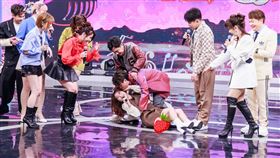 陳孟賢（中）索吻吳美琳。（圖／中視提供）