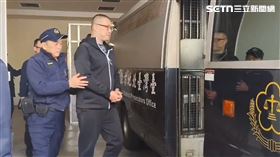 朱學恒雙手上銬上囚車。（圖／翻攝畫面）