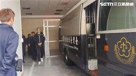 朱學恒雙手上銬上囚車。（圖／翻攝畫面）