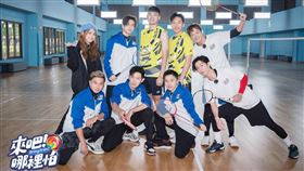 小煜(前排左1)、敖犬、阿緯、小杰、朵拉(後排左1)、王子、王齊麟、李洋與威廉相見歡。（圖／TVBS提供）