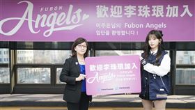 ▲富邦育樂總經理陳昭如（左）親自赴韓國簽下李珠珢。（圖／富邦悍將提供）