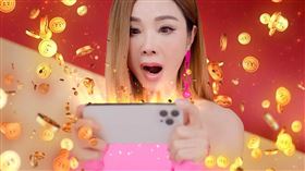 天后陳美鳳與好友藍心湄同遊羅馬，大跳《濃妝搖滾》，連當地警察也被吸引目光