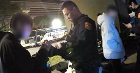 10名屁孩在北市大佳河濱公園飆車被警方圍捕開罰。（圖／翻攝畫面）