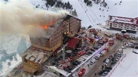 土耳其包魯省一間滑雪度假飯店「卡塔爾酒店」21日凌晨發生惡火，導致79人死亡、51人受傷。（圖／翻攝自X）