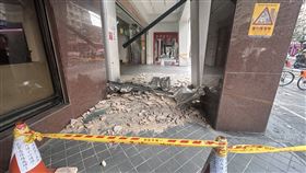 原民大樓傾斜。（圖／翻攝畫面）