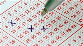 ▲一名男子堅持購買威力球（Powerball）彩券長達十年，終於中獎。（示意圖／Pixabay）（示意圖／翻攝自pixabay）