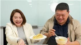 陳菁徽、游顥挑戰巨無霸泡麵。(圖/陳菁徽辦公室提供)