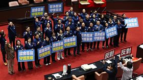 憲訴法覆議案遭否決  藍委高喊口號（1）立法院會10日針對憲法訴訟法修法覆議案進行記名投票表決，最終藍白挾人數優勢否決覆議案，國民黨籍立委在開完票後高喊「守護憲法」等口號，民進黨籍立委則舉「反對」表達抗議。中央社記者翁睿坤攝  114年1月10日