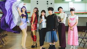 變裝皇后現身兒少節目  探討性別認同議題小公視節目「成仁高中偵探社」找來演員楊潔玫（左3）與變裝皇后Makeila（左）、Titania（左2）探討探討青少年性別認同議題，希望喚起社會對青少年心理健康的關注。（小公視提供）中央社記者洪素津傳真  113年12月23日