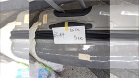 台旅客大阪「亂丟行李箱」。（圖／翻攝自臉書社團「日本自由行討論區」）