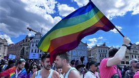 布拉格驕傲節參與者揮舞彩虹旗布拉格驕傲節（Prague Pride Festival）遊行10日登場，參與者揮舞彩虹旗前來共襄盛舉。中央社記者劉郁葶布拉格攝 113年8月11日