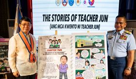 2025年1月24日，菲律賓海岸警衛隊南中國海事務發言人傑伊·塔里拉(Jay Tarriela 右)與菲律賓國家安全顧問愛德華多·阿諾（Eduardo Ano 左）在馬尼拉的菲律賓國家圖書館舉行的漫畫書《胡恩老師說故事》新書發表會上。（圖／路透社/達志）