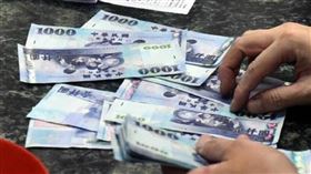 行員見「捧新鈔換新鈔」不解！奇葩原因曝