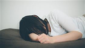 強壓床掀裙逞獸欲　國小校長猥褻他校女師