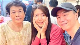 吳鈴山（右）娶了黃崇蘭（中間）後和岳母（左）感情很好，卻驚傳岳母在過年前離世。（圖／翻攝自吳鈴山臉書）