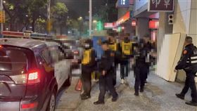 中山區德州撲克賭客、荷官被逮。（圖／翻攝畫面）