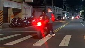 行人過馬路遭重機「刷卡」險釀悲劇。（圖／翻攝畫面）
