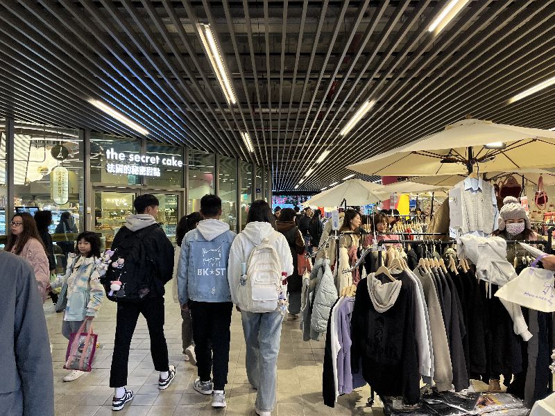 內政部今天公布最新戶口統計資料，台灣人口總數截至7月為止是2333萬7936人，總人口較6月減少8805人，人口連續19個月負成長。圖為桃園一站式走春。（圖／中央社）