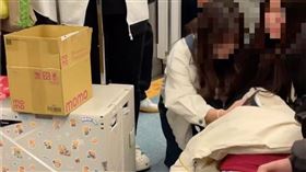 家暴男衝上火車強拉妻子！乘客團結保護她