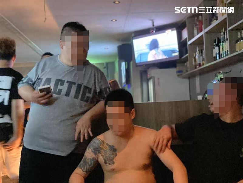 同理會成員「肥肥」（灰衣者）疑為擄人案的幕後主使者。（圖／翻攝畫面）