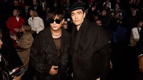 周杰倫與好萊塢男星也是Dior品牌大使Robert Pattinson合影。（圖／杰威爾提供）