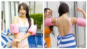 ▲安芝儇連身泳裝撞色塑膠袋，一轉身大秀美背。（圖／2S Spotainment提供）