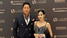 王思佳（右）和老公一起出席尾牙。（圖／翻攝自王思佳IG）