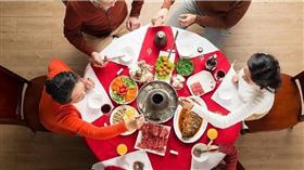 農曆新年即將到來，不少年輕人又得面對長輩的各種問題攻勢，讓人頭痛不已。（示意圖／翻攝自TPG達志影像）