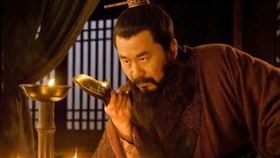 坊間盛傳，曹操和媳婦甄皇后疑似有不當男女關係。 (圖/翻攝百度影視)
