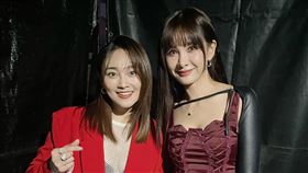 張文綺主持尾牙，與歌手安心亞合照（右）。（圖／翻攝自臉書）