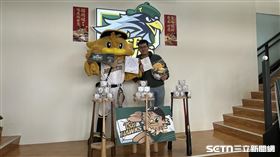 熱血棒球迷葉先生從國中開始的珍貴棒球收藏被惡火全燒火，台鋼雄鷹派出吉祥物「TAKAO」代表，暖心送上全隊球員親筆簽名球。（圖／記者蔡厚瑄攝影）