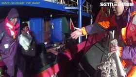 貝里斯籍油輪在北竿外海觸礁，海巡署成功救出7名船員。（圖／翻攝畫面）