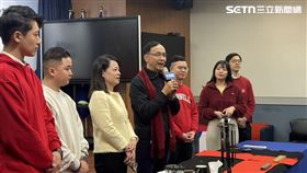 朱立倫、許宇甄、江俊霆、韋淳祐寫春聯。(圖/記者陳怡潔攝影)