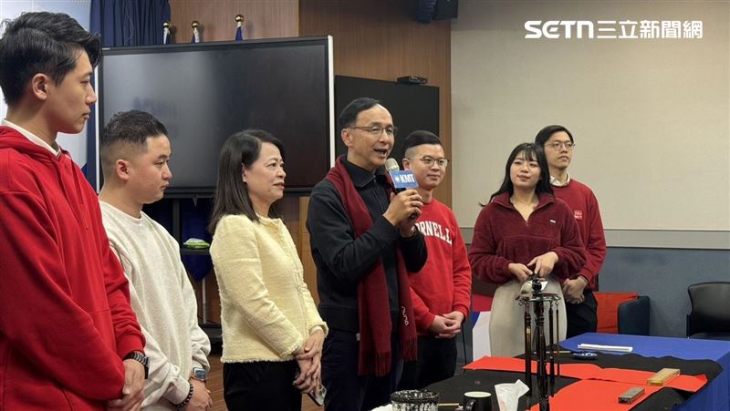 春聯自己寫！朱立倫揮毫　許宇甄直呼好難