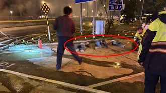 一車載8人自撞起火「5幼童躺路邊」畫面曝