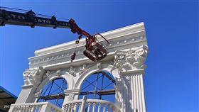 澳門台商簡廷在（左）推動將GMRC矽石板帷幕工法，導入台灣建築業，包括與「竹北吊車大王」、啟德機械起重董事長胡漢龑德合作項目中。台商提供