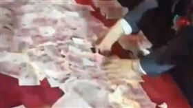 大陸河南礦山集團近日舉辦年終表彰大會，現場仍有「數錢」環節，讓員工在有限時間內數多少拿多少。（圖／翻攝自微博）