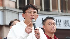 政院再提覆議　黃國昌：若遭否決閣揆應下台行政院24日臨時加開院會，通過對選罷法連署加嚴修法提出覆議。台灣民眾黨代理黨主席黃國昌（左）25日在台北出席活動時受訪表示，呼籲這次覆議若再遭立法院否決，請行政院長卓榮泰自己辭職下台。中央社記者謝佳璋攝　114年1月25日